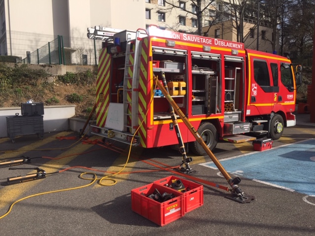 SDMIS69's tweet photo. [SPÉCIALITÉ SD] 🚒

La spécialité SD (sauvetage et déblaiement) du @SDMIS69 a réuni ses référents, afin de déterminer les programmes de recyclage et de se former sur un nouveau découpeur plasma, venant compléter la gamme d’outils permettant de couper l’acier. https://t.co/Z8LJmoMjWd