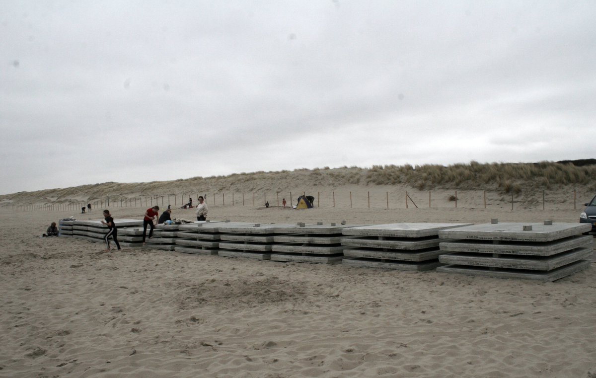 _Stelcon_'s tweet image. Ook dit jaar alweer de eerste #Stelcon platen geleverd voor paden op stranden