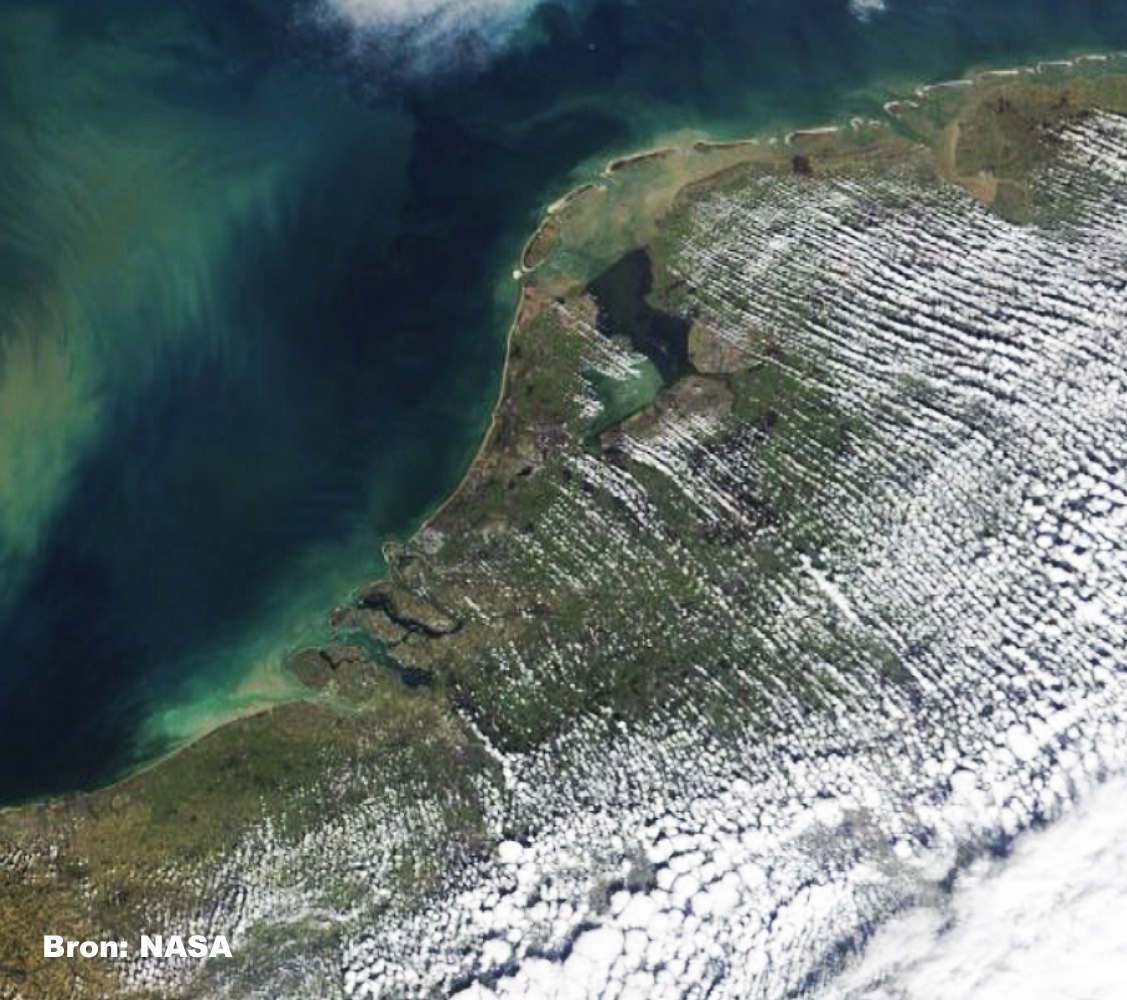 weermanrobert's tweet photo. Prachtige satellietfoto deze middag van @NASA. Boven zee en het IJsselmeer ontstaan geen wolken door het koude water. Boven land is wel warmte en kunnen ze ontstaan. Tegelijk zie je ze vormen met de windrichting mee. Mooi voorbeeld. https://t.co/2EwGvAp1dB