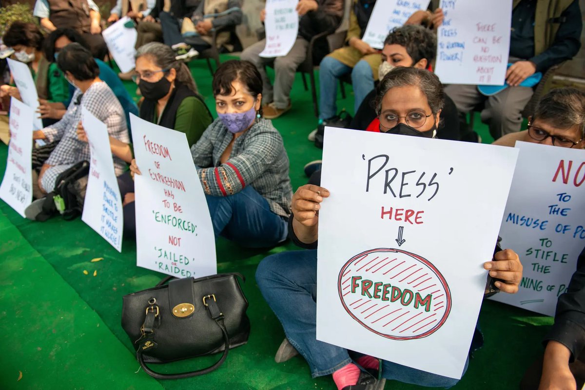 سخنرانی دبیرکل سازمان ملل در چهل و ششمین نشست شورای حقوق بشر سازمان ملل
کریستینا اندریوا و داریا خولتسووا دو روزنامه‌نگار  بلاروس محکوم به دو سال زندان 

تجمع سکوت روزنامه‌نگاران در دهلی 
عکس‌ها
Salvatore Di Nolfi/EPA
AP
Pradeep Gaur/SOPA Images/Rex/Shutterstock