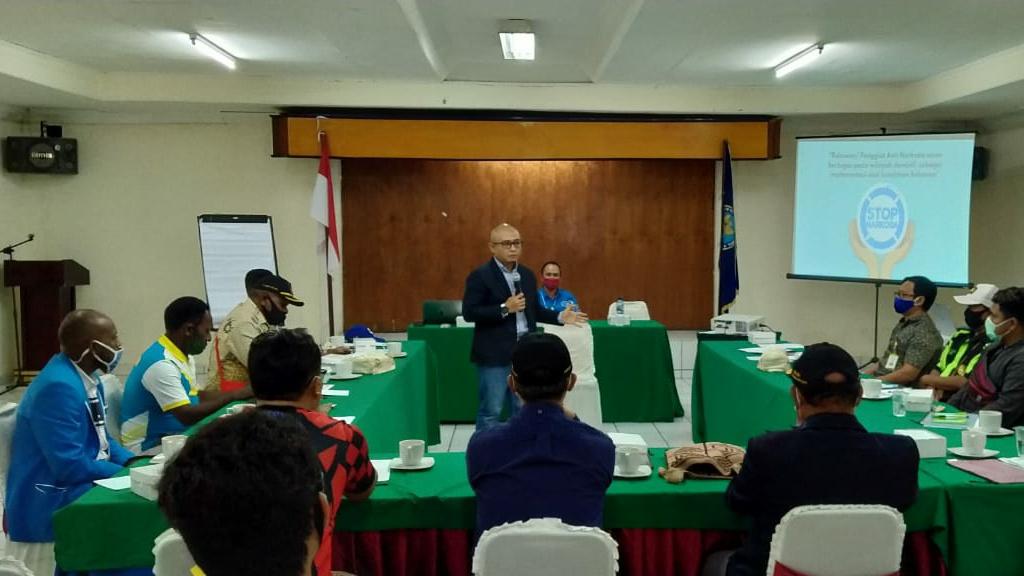 Di Papua, saya bersama Badan Narkotika Nasional juga seluruh komunitas keagamaan, masyarakat dan pemuda gencar melakukan berbagai pendekatan agar minuman keras, narkotika dan obat terlarang 'hilang'

Apa yg kami lakukan selama ini menjadi sia-sia jika industri miras malah dibuka.