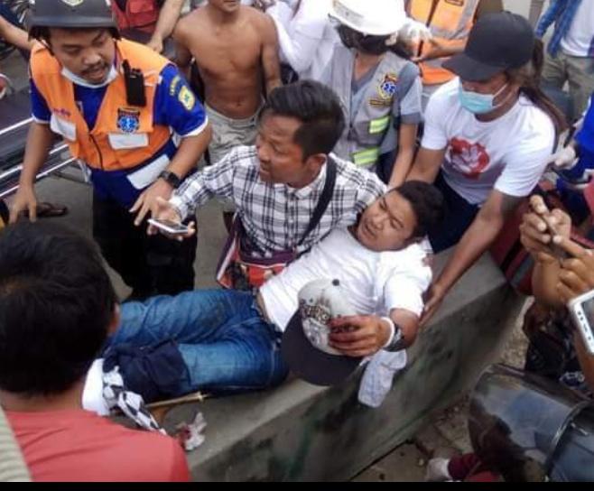 ▪️Today  Mandalay(MYANMAR), polices shot peaceful unarmed protesters with guns, sling-shot .Some civilians even kids suffered head injuries as well as multiple injuries. The junta gets worse and worse.
JUNTA BRUTALITY 
#Feb26Coup
#OpCCP
#WhatsHappeninglnMyanmar
#MilkTeaAlliance