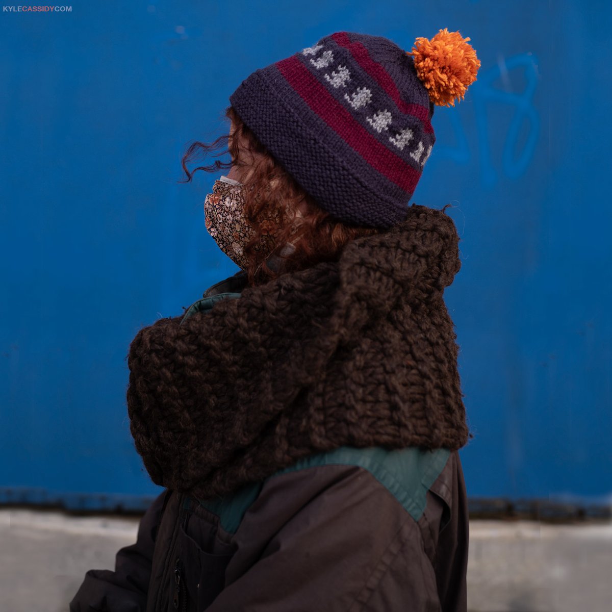 Here's the hat I knitted out of the junk yarn the other day. (We're filming about 10 episodes ahead of Drunk Knitting Iceland.) You can watch episode 5 here: youtube.com/watch?v=Wzy3Qq… with novelist & knitter @clairelazebnik