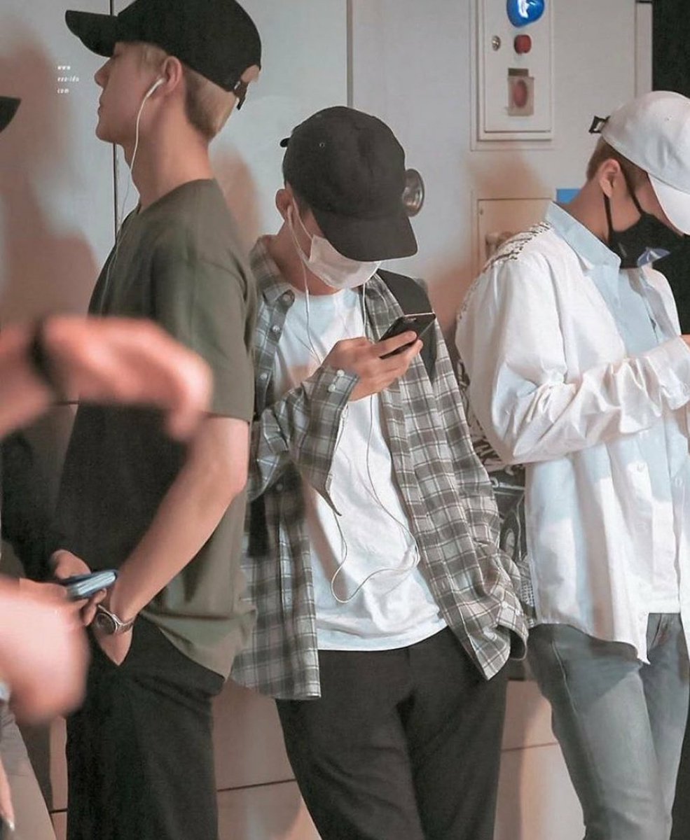 bxdpage's tweet photo. 둘다 평생 줄이어폰만 썼으면 ,,, https://t.co/gZyhkvGI01