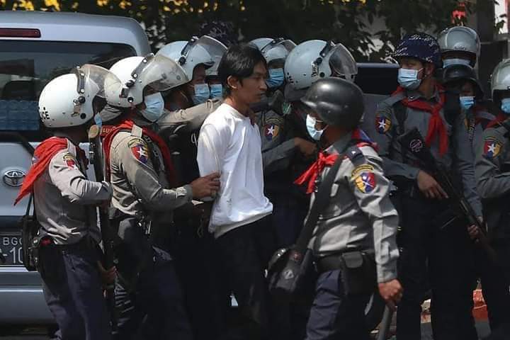 YinLoonThu1's tweet photo. The medical student from University of Medicine(2) from the picture is arrested by Burmese Police while he’s donating the water to protesters. 

#WhatIsHappeningInMyanmar 
#RejectMyanmarMilitaryCoup 
#HelpMyanmar 
#HearTheVoiceOfMyanmar https://t.co/qso9LytKbL