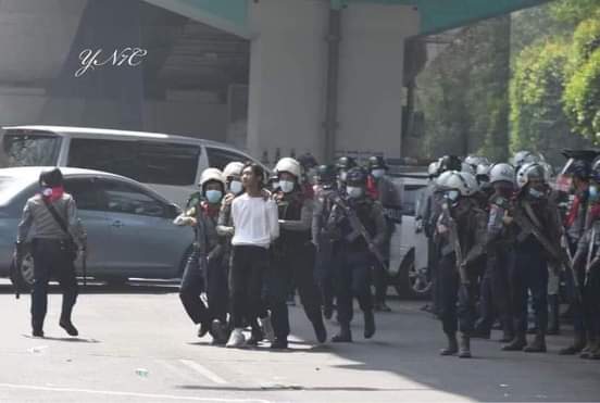 YinLoonThu1's tweet photo. The medical student from University of Medicine(2) from the picture is arrested by Burmese Police while he’s donating the water to protesters. 

#WhatIsHappeningInMyanmar 
#RejectMyanmarMilitaryCoup 
#HelpMyanmar 
#HearTheVoiceOfMyanmar https://t.co/qso9LytKbL