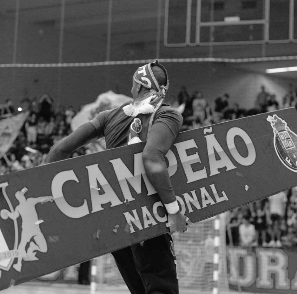 Esta imagem diz tudo. Eras tu quem nos carregava, ídolo! 🙏🏻🖤