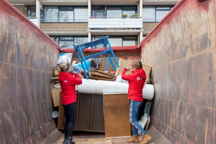 barbaravdbree's tweet photo. We kijken terug op een geslaagde opruimdag op de #Blaauwweg in #Dordrecht. De bewoners konden hun overbodige spullen kwijt in de door #VanWijnen geplaatste container. Mijn collega's hielpen ook een handje! https://t.co/NaUTrlgjNb