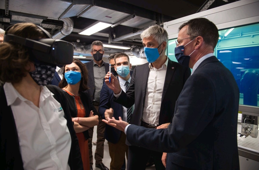 CentraleLyon's tweet photo. Hier, @laurentwauquiez et @juliette_jarry assistaient à une démonstration de texturation de surface par LASER sur la plateforme technologique #SURFAB, regroupant des procédés d’élaboration par LASER additif et soustractif et des capacités uniques de caractérisation des surfaces. https://t.co/cbsIfYX398