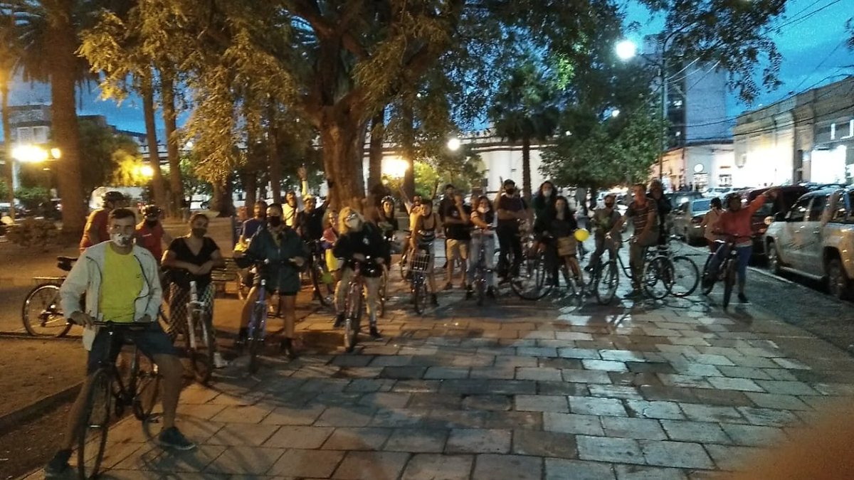 AgusFuz's tweet photo. Pedaleamos con #MasaCríticaSalta reviviendo el espíritu y la alegría de rodar juntxs. Camino al @ForoMundialBici vamos que vamos!!!! #moviendomasas #FMB10 https://t.co/PkdAYhtqtE
