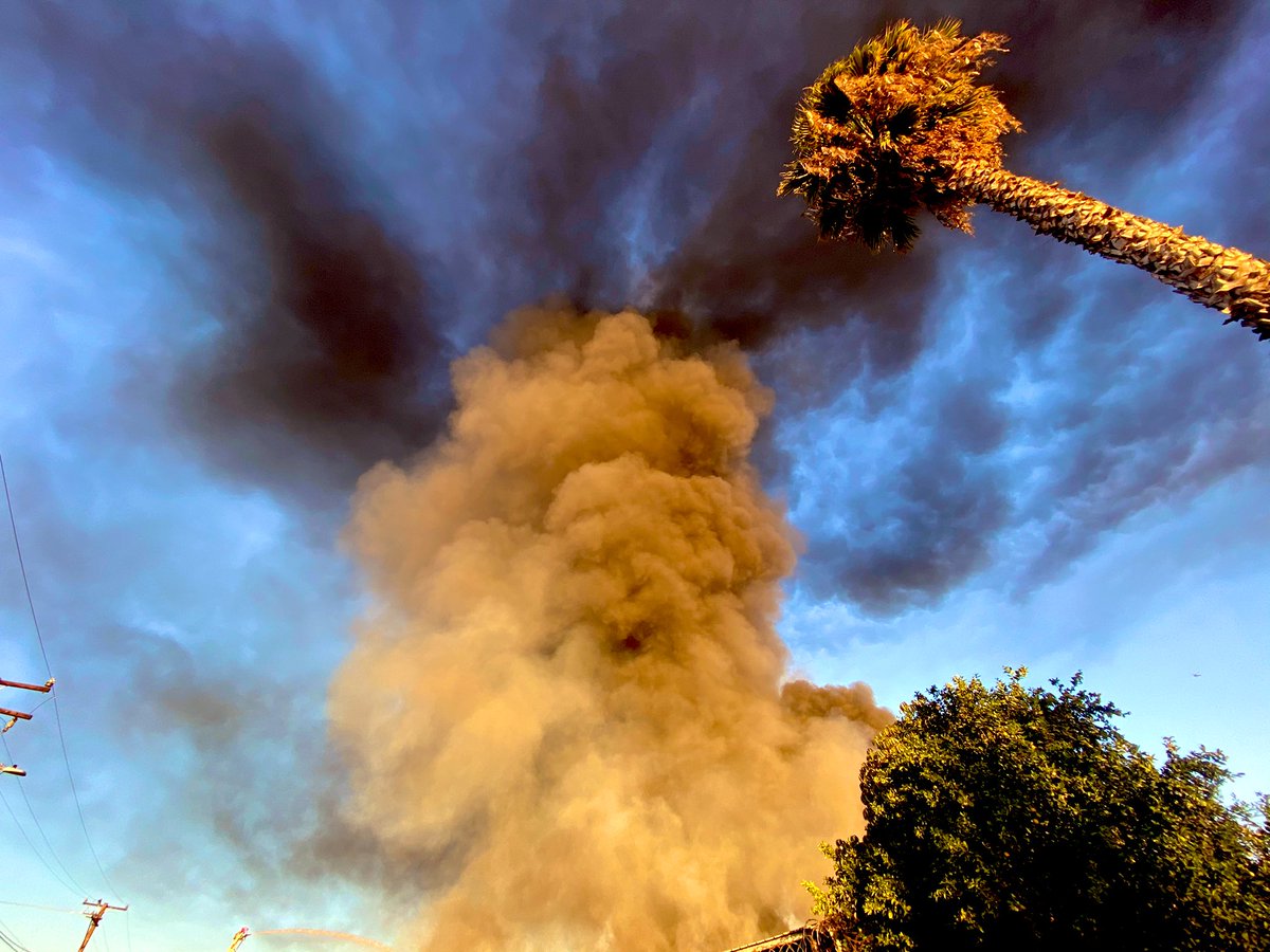 abc7marccr's tweet photo. 🔥 Our view from the ground of massive fire burning in Compton. | DETAILS:  https://t.co/cZYms0ECvF @ABC7 #abc7eyewitness https://t.co/vda4ndQttf