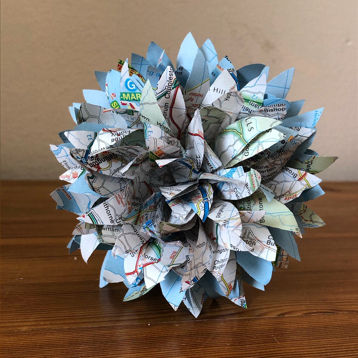 FreestyleFlower's tweet photo. What places do you want to travel too after lockdown? #atlasflowers #travel #lockdown #flowermap #mothersday #mothersdaygift #paperflowers #paperflorist #cornwalllife #cornwallbusiness #smallbusiness #fridayvibes https://t.co/l4G6umwmYu
