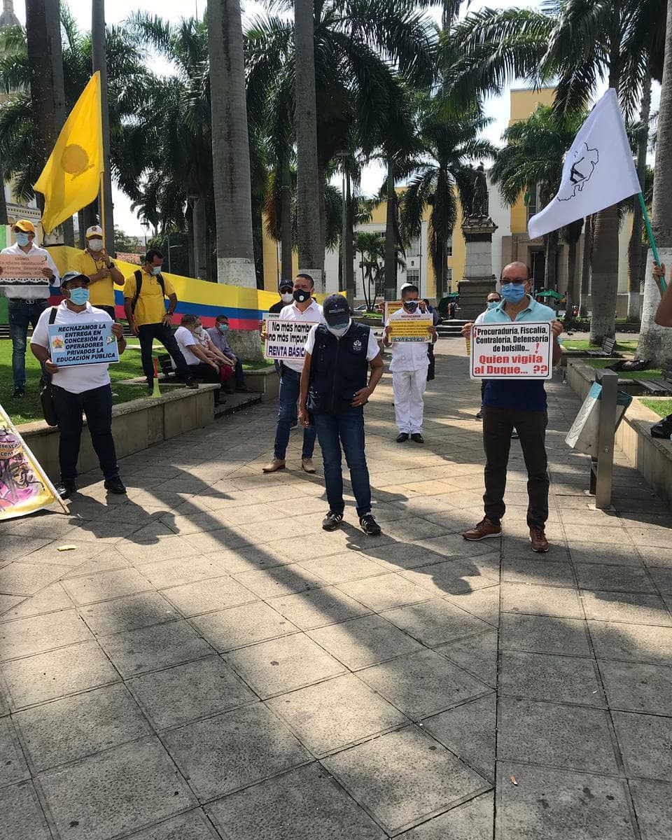 SindicatoSES's tweet photo. #SESInforma #AEstaHora
Nos encontramos frente a las instalaciones de la Gobernación de Santander realizando un plantón en rechazo a la alternancia y también, estaremos radicando un pliego de peticiones para el seguro desarrollo de este modelo educativo.
¡LA SALUD PRIMERO! https://t.co/QtHvvquvN6