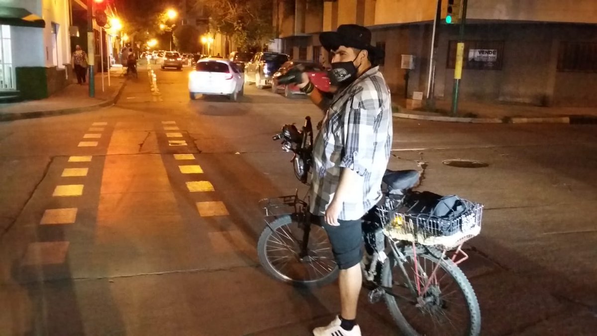 AgusFuz's tweet photo. Pedaleamos con #MasaCríticaSalta reviviendo el espíritu y la alegría de rodar juntxs. Camino al @ForoMundialBici vamos que vamos!!!! #moviendomasas #FMB10 https://t.co/PkdAYhtqtE