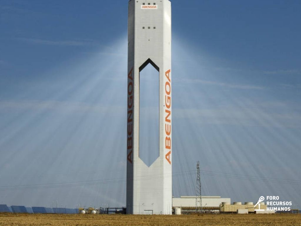 frangcabello's tweet photo. Abengoa se declara en quiebra, pero, ¿qué pasará con sus empleados? Nos lo explica en una entrevista @raqueldelavina, abogada laborista y Asociada Senior en @DALawyers  https://t.co/l2n65a5C9x https://t.co/pGf48ZiNVn