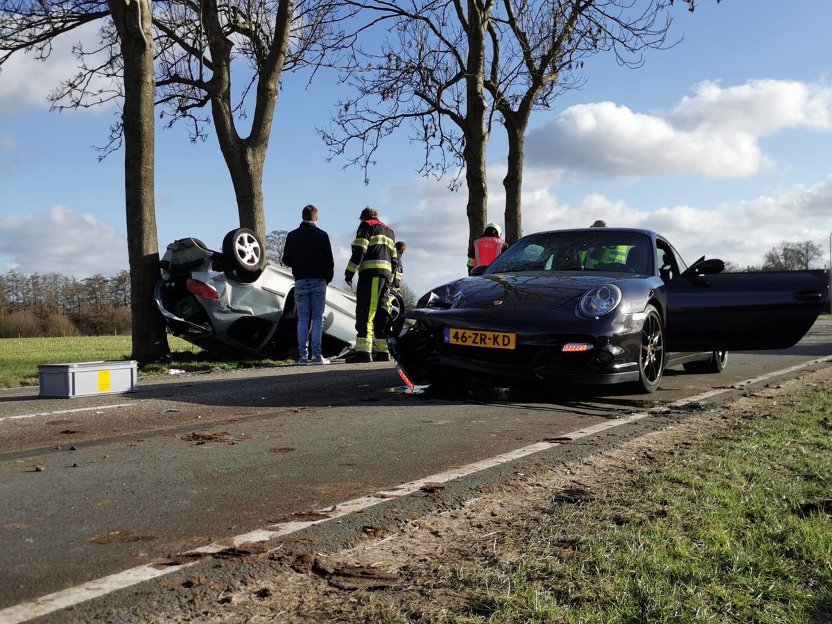Auto slaat over de kop bij ongeval op de Scheiding (N358) bij Surhuisterveen -.