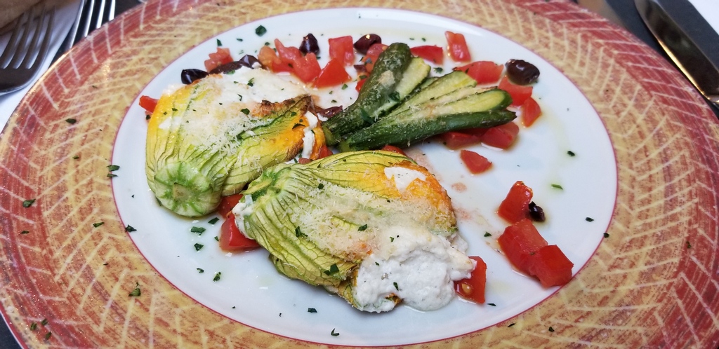 If fresh squash blossoms stuffed with ricotta cheese doesn't scream summer to you, can't relate 🤷⁠
⁠
#ibsabroad #studyabroadeurope #eatinginitaly #foodiefriday
