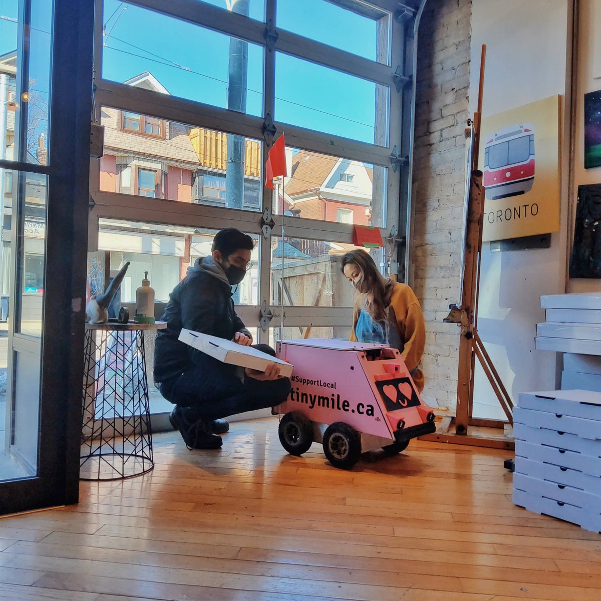 PaintCabin's tweet photo. Geoffrey came by and fell in love with our paint + vintage wood sign kits! She even eyed our 🍷!
We are so excited to start partnering with @tinymile.ca with some of our local deliveries! 🤖
💕
#robot #delivery #toronto #tinymile #geoffreyexperience #robotdeliveryservice #robotic https://t.co/USGO5TgWgc