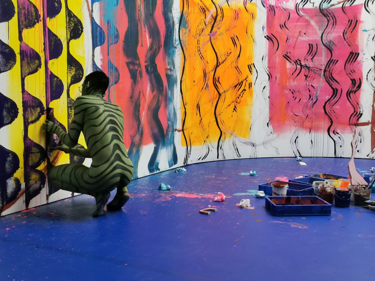 Guillaume Pilet verführt nicht nur mit irisierenden Farben und Mustern. Seine Performance geht in die zweite Runde und wird bis 20h live übertragen! Jetzt einschalten:  youtu.be/WUM_FWWtYTU