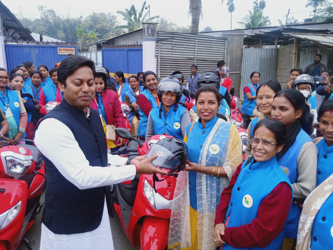 𝐖𝐄 𝐏𝐑𝐎𝐌𝐈𝐒𝐄, 𝐖𝐄 𝐃𝐄𝐋𝐈𝐕𝐄𝐑. Grateful to Dr @himantabiswa for fulfilling the promise made during the Rangapara By-election of providing Scooty to Jeevika Sakhis of Balipara & Rangapara. Glad to be part of the Scooty distribution program under Jeevika Sakhi Scheme.