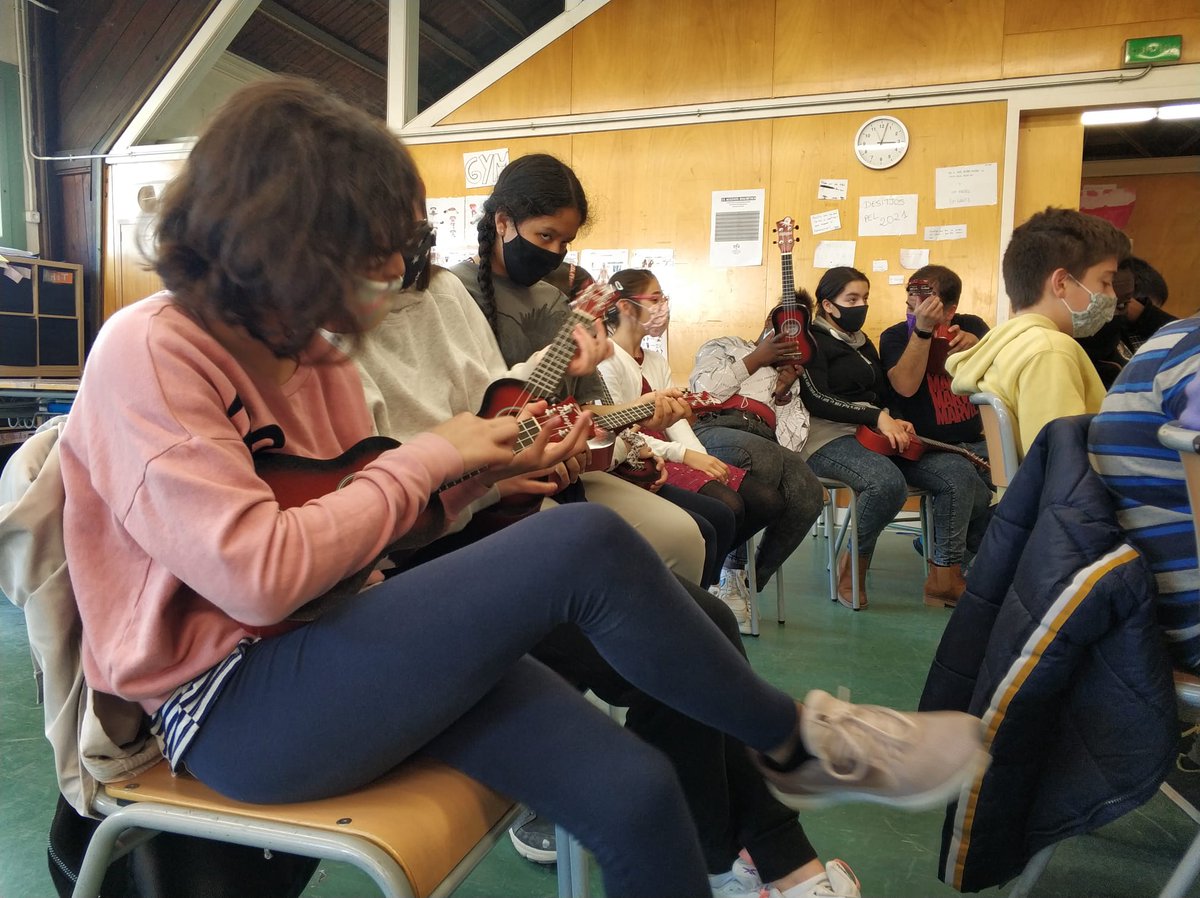 EscolaPereVila's tweet photo. Avui tarda artística. 6èA Els i les Kraken ens ha tocat taller de Ukelele. Ens hem concentrat molt i ..sembla que ens ha sortit força bé!! #projectemusical @Xamfra_Centre @EscolaPereVila https://t.co/wlhHyof6h6