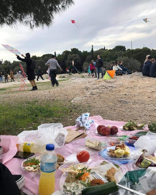 leiswithpleas's tweet photo. Fly Far Away 😉🌤️

🍃 #picnic #view #countryside before #LockdownLife https://t.co/LSKNIJGbEd