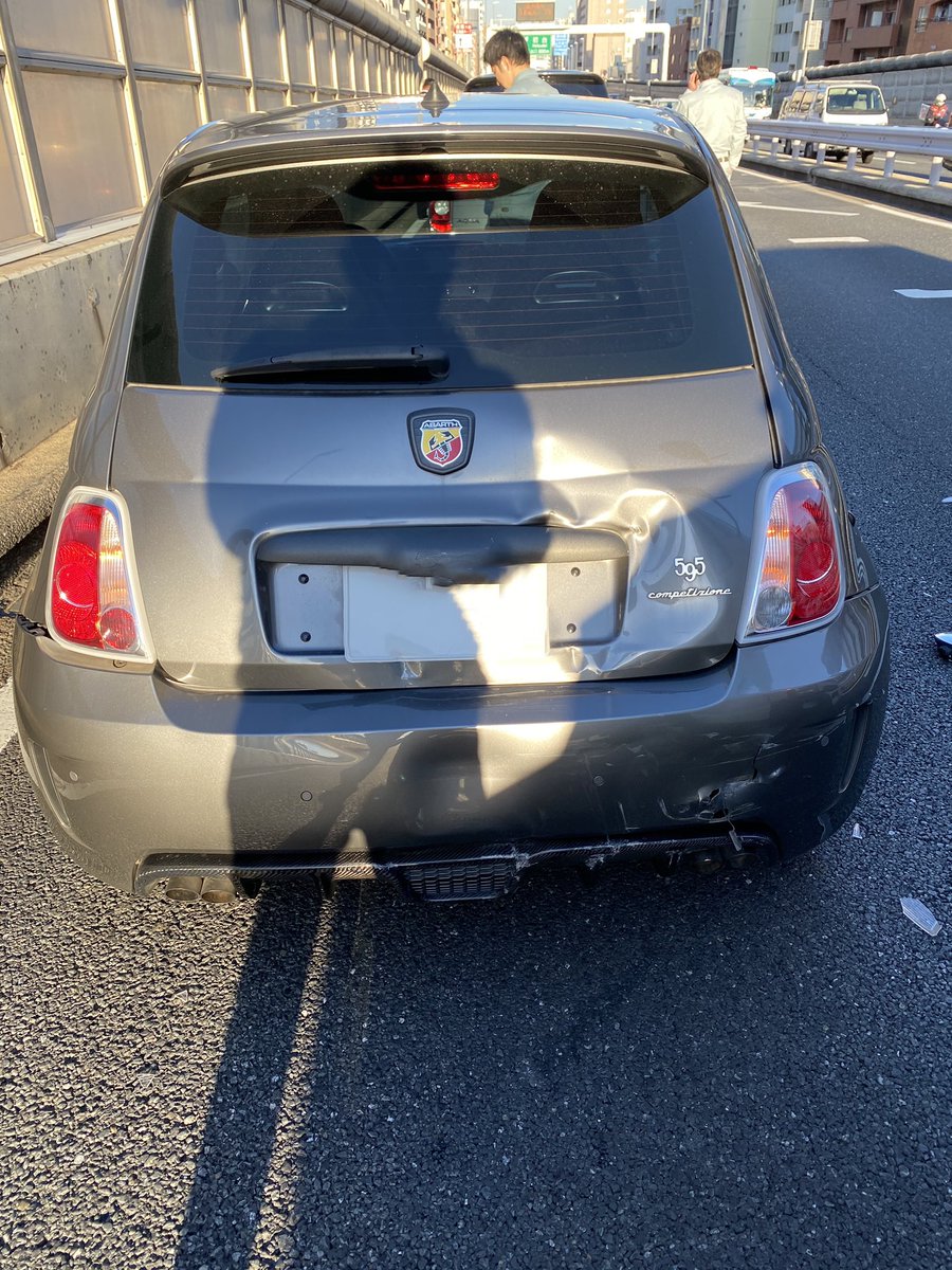 先日の事ですが首都高の渋滞最後尾でトラックに突っ込まれ、5台の球撞き事故に巻き込まれました。
首、腰、膝をやられ、車は廃車になりそうです…
タップお待ちいただいている方すみません！もう少々お待ちください。