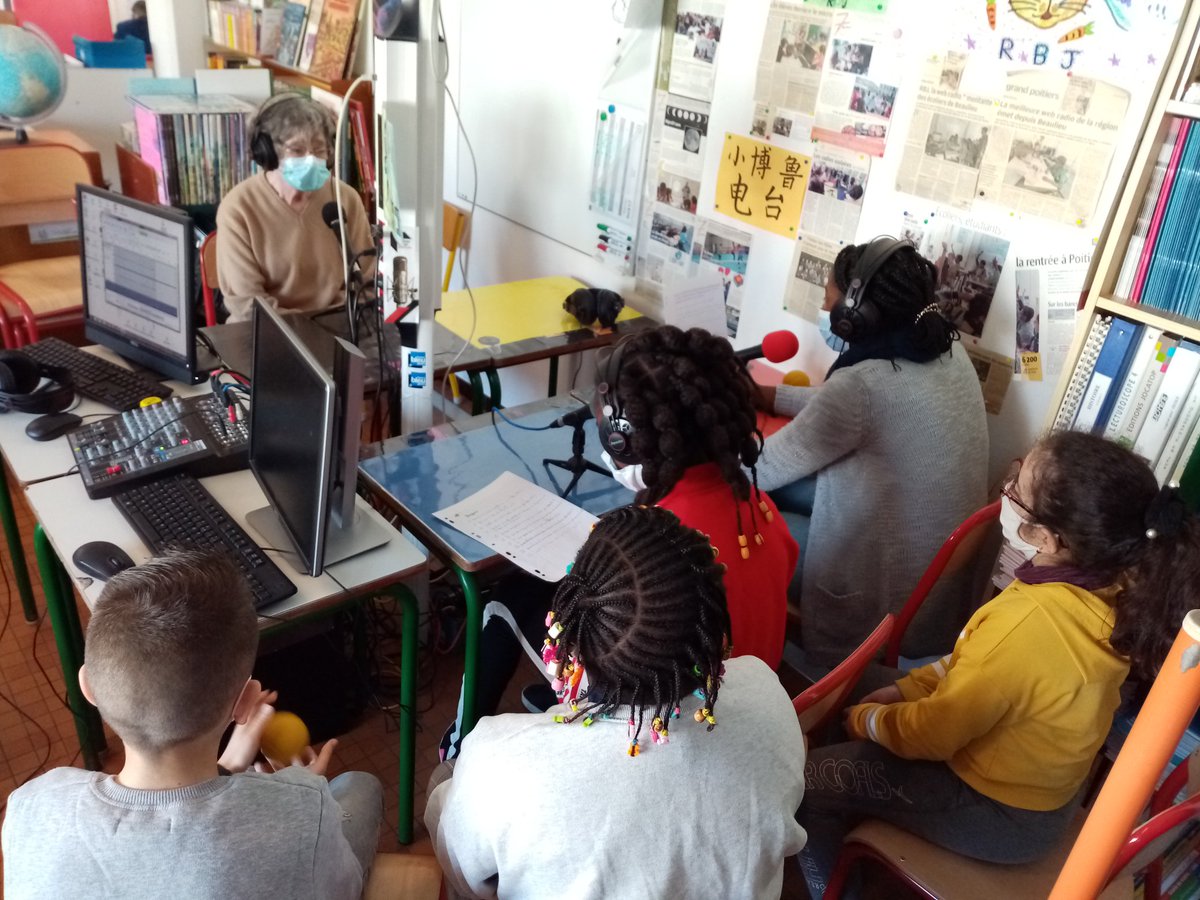 RadioRbj's tweet photo. Ce matin dans notre studio Marlene Hay, présidente de la croix rouge de Poitiers et Evelyne Grimaldi du SPA Poitiers pour parler de l'engagement pour la précarité et pour la protection des animaux. Émission en cour de préparation.

Merci à elles ! https://t.co/sIC6rucmPc