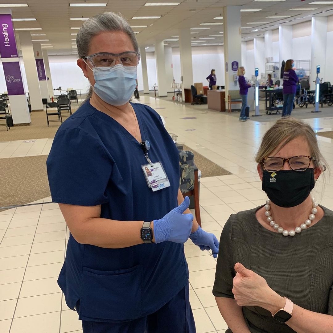 GreensboroDay's tweet image. As North Carolina educators became eligible to receive the COVID vaccine, our Head of School, Tracie Catlett led the way, receiving her first vaccine.  👏 #gdsbengals #constructivecontributors #northcarolina