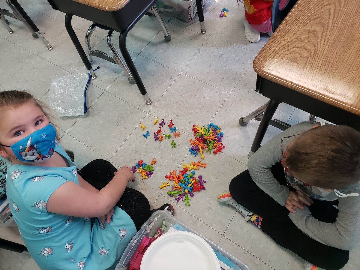 MHVKindergarten's tweet photo. Sorting with sorting rules! Colour, shape, size, type of object and other unique ways! @MillsHaven @eips #sortingrules https://t.co/rZl3vy9VCF