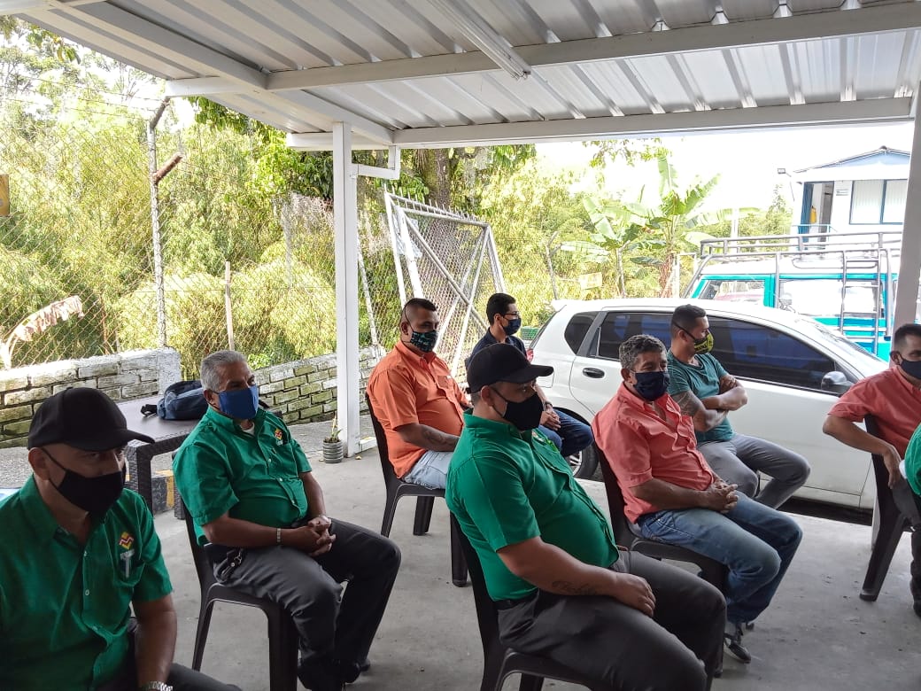 coop_fernando's tweet photo. Capacitación en "Conducción Preventiva" Aspecto tan importante para poder anticiparnos ante cualquier situación de peligro mientras conducimos. Apoyo de #ARLBolívar #EjeVial #ProgramaDeCapacitación #ComitéDeEducación #AyudaMutua #Cooperación #PrevenirEstáEnTusManos 🚌🚦🛣💪 https://t.co/zZYNzzd7qM