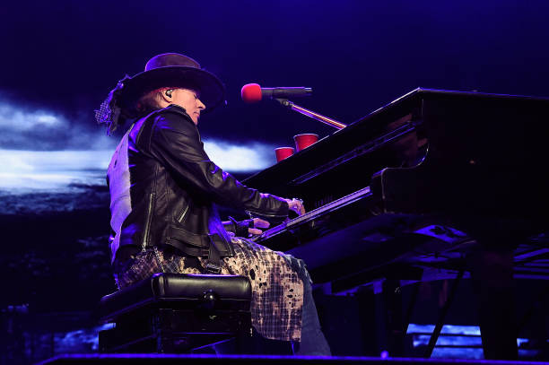 WAxlRoseArmy's tweet photo. Axl performing live at Madison Square Garden, 2017 🤟 https://t.co/2TbMDCcx0p