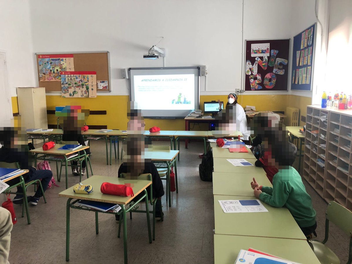 CeipPoveda's tweet image. Esta semana nuestra enfermera ha impartido a los alumnos de 1° y 2° de Primaria un taller sobre la importancia de la higiene personal. 
#enfermeraescolar  #EducaciónparalaSalud #ProgramaSI