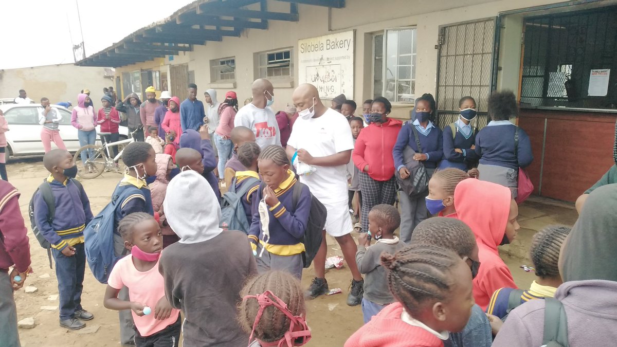 MabhiznisN's tweet photo. @CharmeleonChina
#breadfriday
Thank you so much @CharmeleonChina for the generous loving caring heart for the community. Thanks to all the donations they really means a lot.
#breadfriday has reached more than 100 community members in one day🙏 https://t.co/dDlBDUQR7R