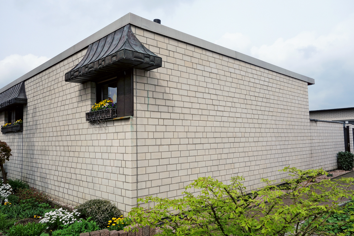 Unsere Buchempfehlung: Mit „Eigenwillige #Eigenheime" hat Turit Fröbe wieder einen Sammelband der #Bausünde|n vorgelegt. Das ist mitunter sehr lustig, dahinter steht jedoch eine ernstgemeinte Botschaft: derarchitektbda.de/viel-ist-nicht…
<a href="/dumontverlag/">DuMont Buchverlag</a> #uglygermanhouses #einfamilienhaus