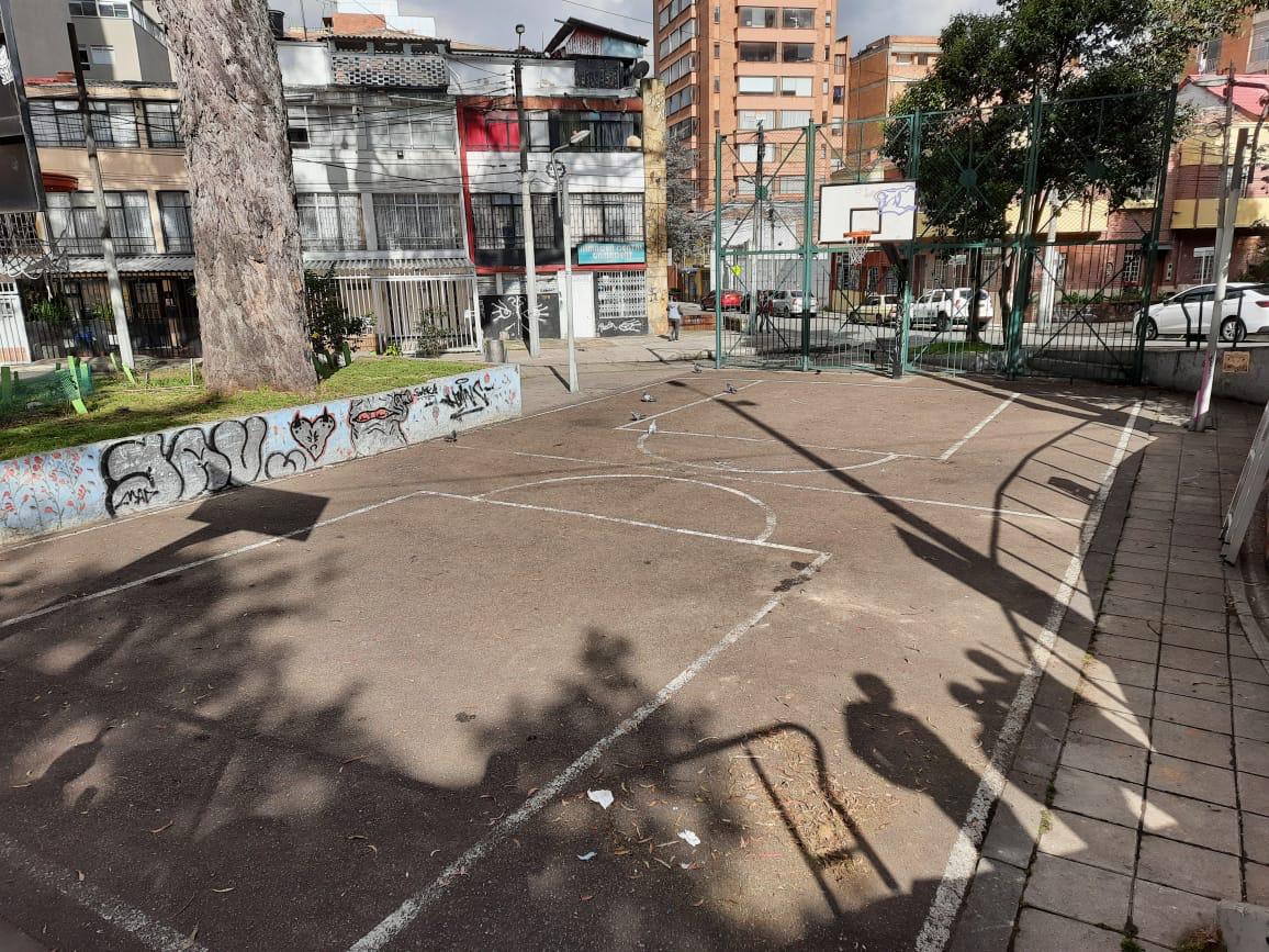 habitatbogota's tweet photo. #AEstaHora Nos encontramos en el parque zonal Sucre I o ‘4 Parques’, localidad de Chapinero, realizando la segunda intervención ganadora de la Hackathon 2020. Con esta estrategia buscamos cambiar el aspecto físico a partir de pintura en calles. #BogotáElMejorHogar https://t.co/wKBXJh9K35