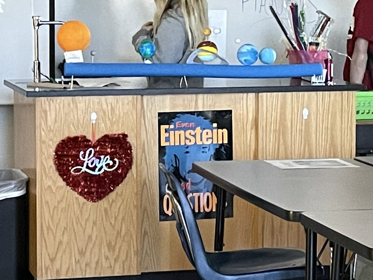 MsFoxGMS's tweet photo. Students presenting their planet projects in GMS. Sutterlin’s room @GMSBucs #PascoDoingScience https://t.co/qn12M5iaTv