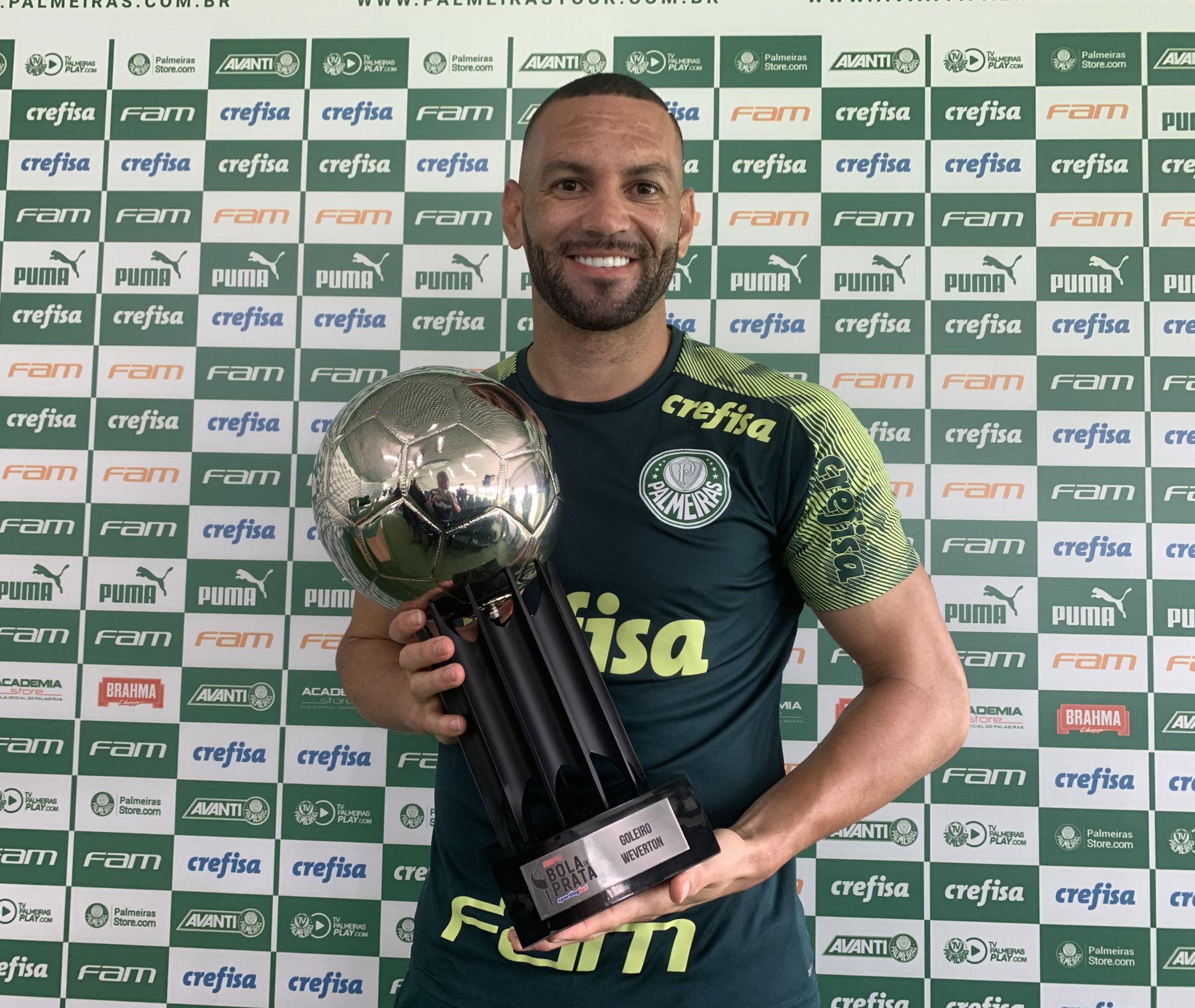 Weverton leva a Bola de Prata como melhor goleiro do Brasileirão