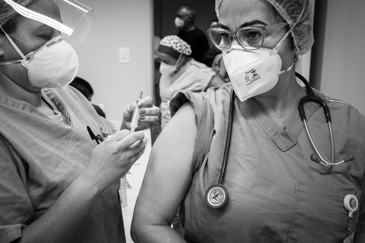 Nesta semana completamos 1 ano do primeiro caso de #Covid19 no Brasil. Há um mês, o Brasil também teve outro marco: o início da vacinação. É um momento de esperança, mas também de reflexão sobre tudo o que passamos para chegar até aqui. Previnam-se! 👊

(📷: André François)