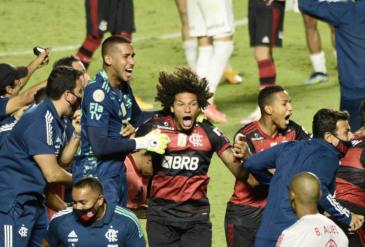 anabissaro's tweet photo. 1-Secando o Inter
2- Comemorando o título 

#Flamengo #Octacampeão 🏆8️⃣ https://t.co/Hasmy54jqu