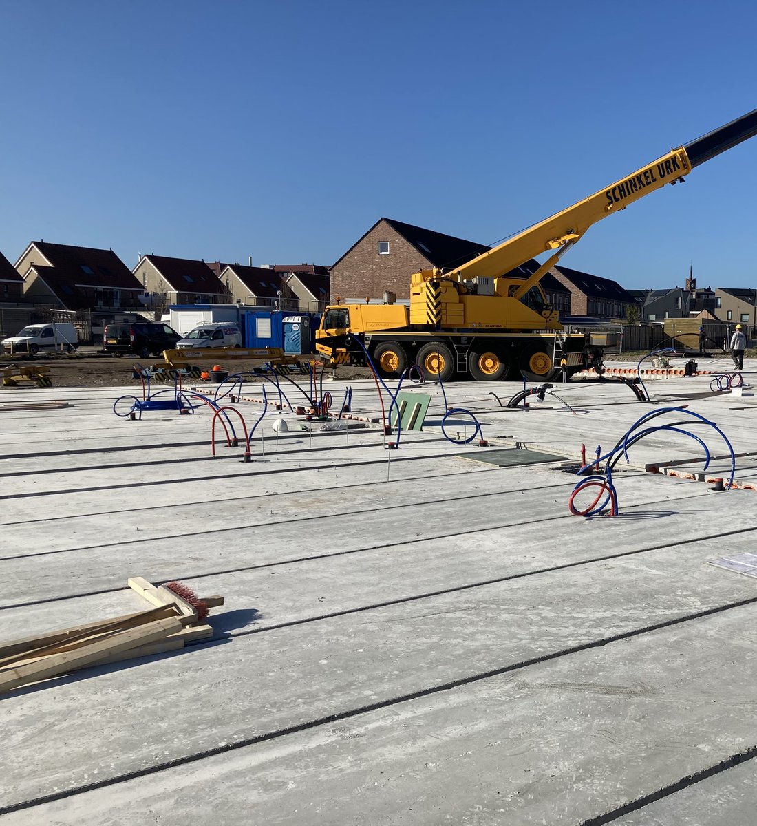 De beganegrond vloeren liggen. De aanvoer ging volgens plan en het past mooi  <a href="/DycoreCRH/">Dycore</a> 👍. En nu we de grond uit zijn kunnen we de lucht in. #appartementdekroon