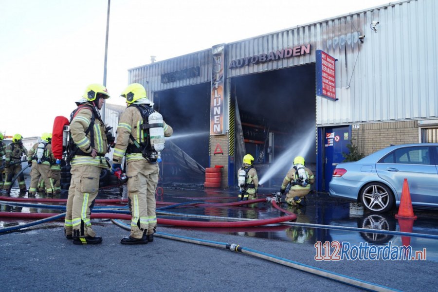 NL alert verstuurd vanwege rookontwikkeling bij brand in garagebedrijf in #Rotterdam. 112Rotterdam.