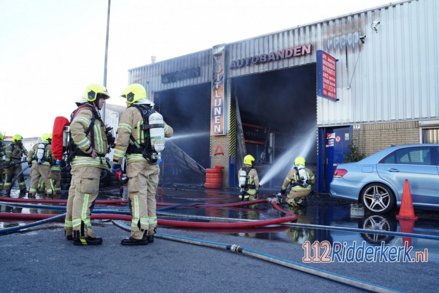 NL alert verstuurd vanwege rookontwikkeling bij brand in garagebedrijf in #Rotterdam. 112Ridderkerk.