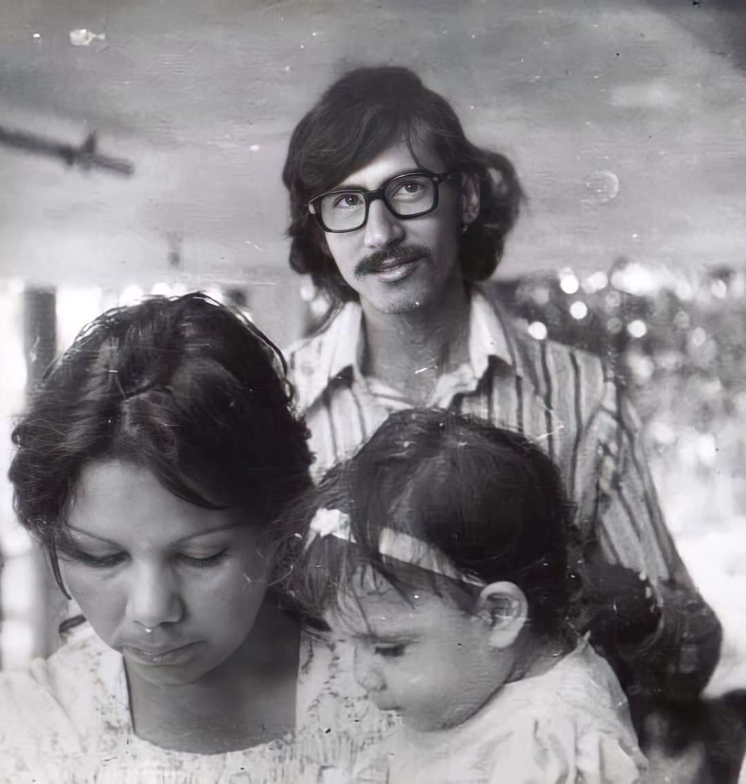 "Tu sangre pura #Camilo
va creciendo en las pitahayas
en la risa de los niños
de mi amada Nicaragua
Tu sangre pura Camilo
Llamarada en la montaña
Derramó sobre mi patria
Su violenta floración...
#26deFebrero
"Camilo Ortega Saavedra hacia la Aurora marchó"
#VivirasMonimbo🇳🇮❤️🖤