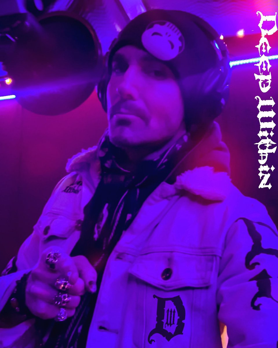 DEEPWITHINBAND's tweet photo. Another kick ass session at the studio as work continues on upcoming debut album. Like Share Subscribe for all the DW Band updates! @DEEPWITHINBAND #deepwithinband #recordingstudio #vocalist #singersongwriter #singer #rocknroll #heavymetal #newmusic #emergingartist #rockband #joy https://t.co/G0waTaAkrl