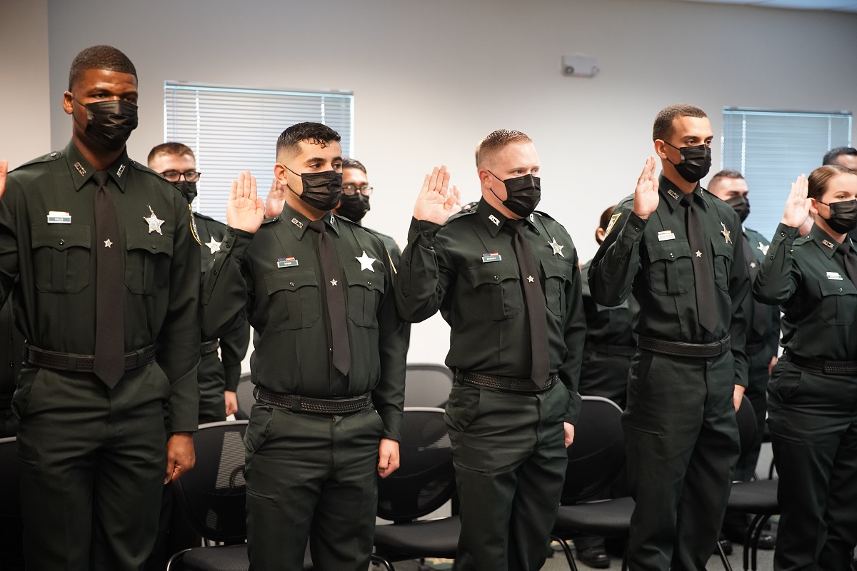 ManateeSheriff's tweet photo. Sixteen new Corrections Deputies were sworn in by Sheriff Wells yesterday. We're thankful they've chosen to serve the citizens of Manatee County & look forward to watching them grow in their careers. Congratulations to each of them & their families! Welcome to #TeamMCSO! https://t.co/4O35coiHtB