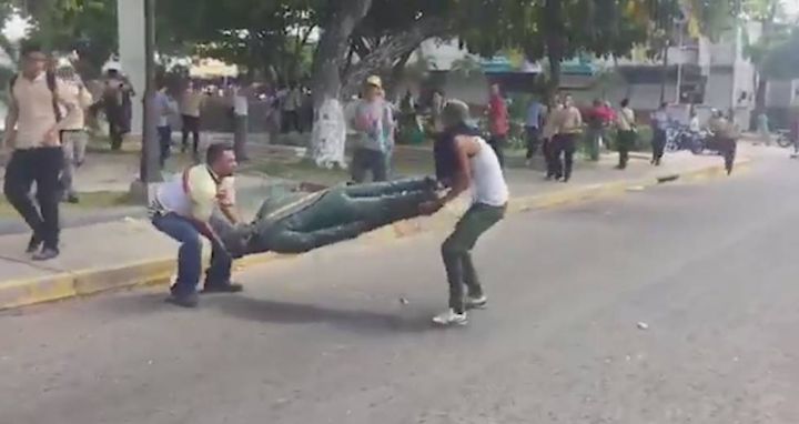 Cuando tumbaron la estatua de Chávez