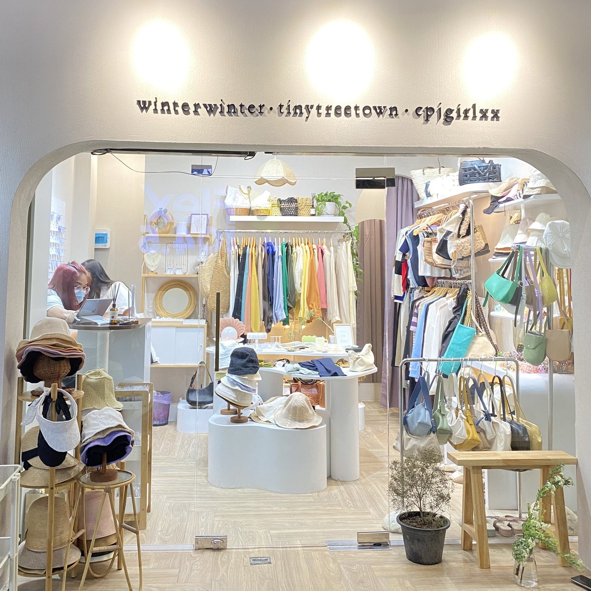 piggiegift's tweet photo. ทุกคนนเรามาแนะนำร้านเปิดใหม่ที่ลิโด้💥เป็นร้านเสื้อผ้าเครื่องประดับร้านดังในไอจีค่า📍เค้ามาเปิดหน้าร้านที่สยาม(👉🏻ดูร้านในเมนชั่นได้เลย)สไตล์เกาหลี✨เต็มไปหมดพวกกิ๊บหนีบผมลายหินอ่อนคือน่ารักไม่ไหว🥺🤏🏻 #รีวิวสยาม #ไว้รีวิวห้ามขายของโว้ยย #piggiereview https://t.co/EKGBHToxnr