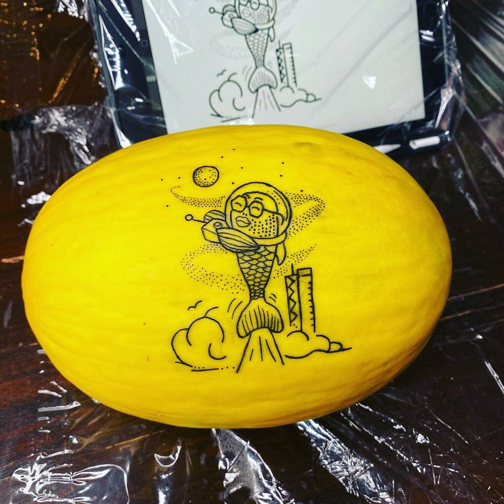 s_like_that's tweet photo. Übung auf der Melone 🍈 
#tattoo #tattoostencil #fishtattoo #tattooapprentice  #illustration #minimaltattooidea #tinytattoodesign #rocketillustration
#tattoosketchdesign #minimalisticillustrations #minitattoodesign #simpleartinspiration
#minimalillust… https://t.co/Q4XIrtnLNS https://t.co/EWTdI9u9BJ