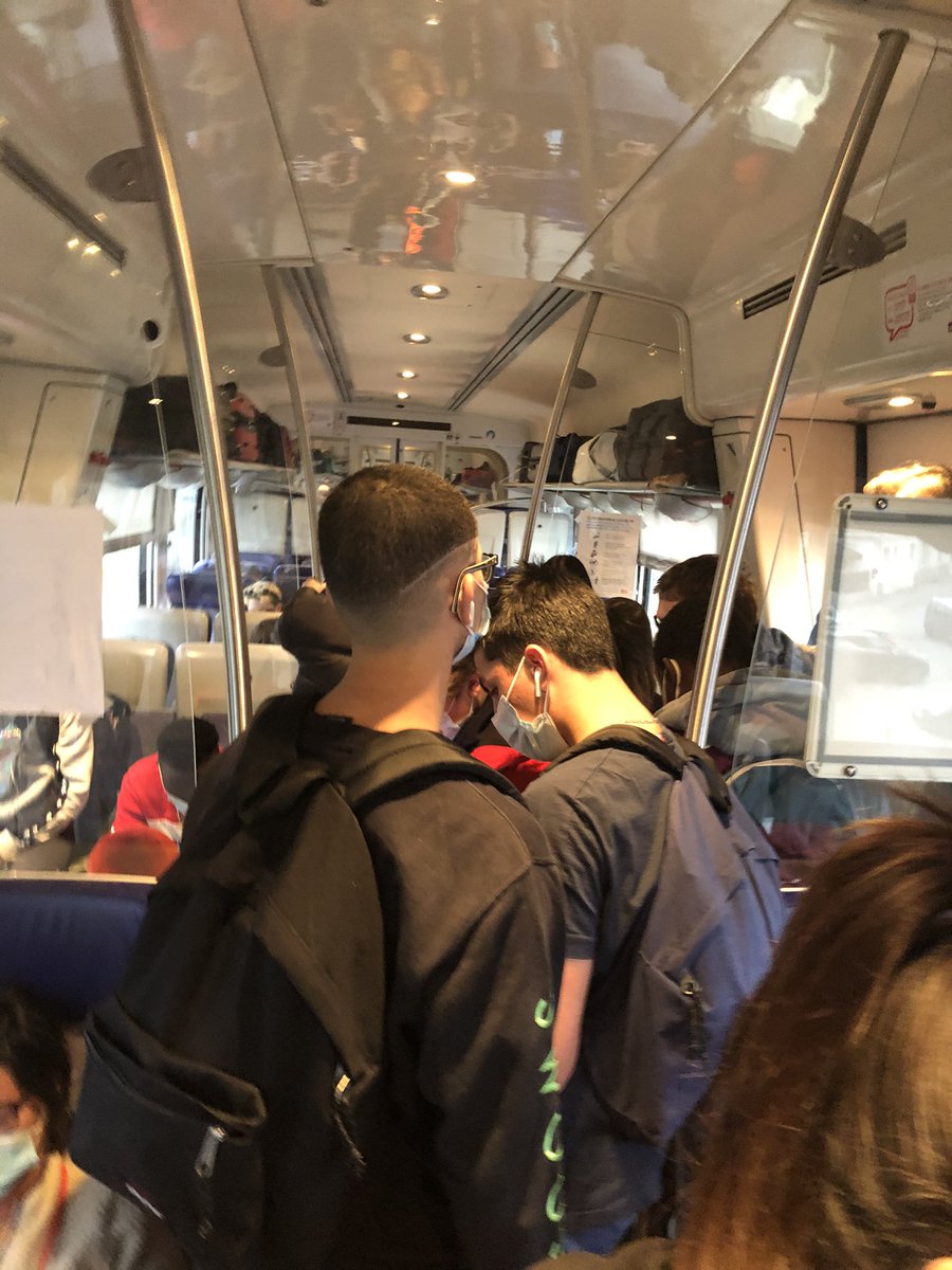 victoriapell's tweet photo. Honte à la @sncf pour le manque de distanciation sociale dans le TER Cluses Bellegarde.  #covidparty https://t.co/011ncajq6i
